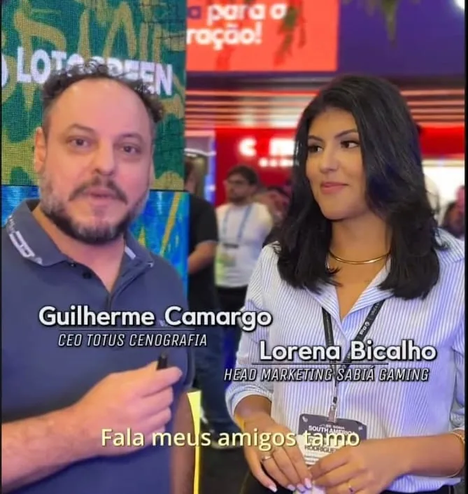 Guilherme Camargo (CEO Totus Cenografia) e Lorena Bicalho (Head Marketing Sabiá Gaming)